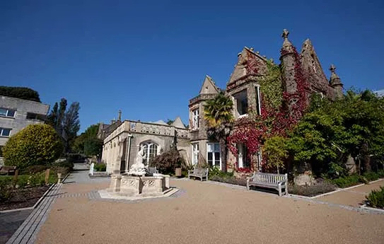 英国斯旺西大学