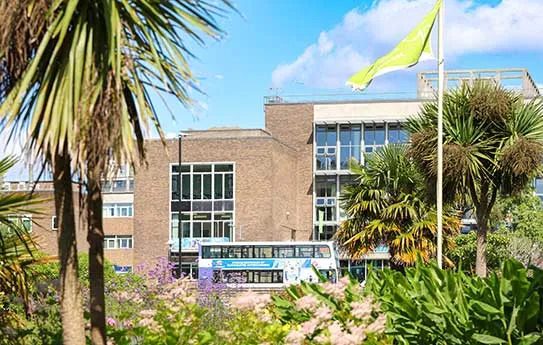 英国斯旺西大学