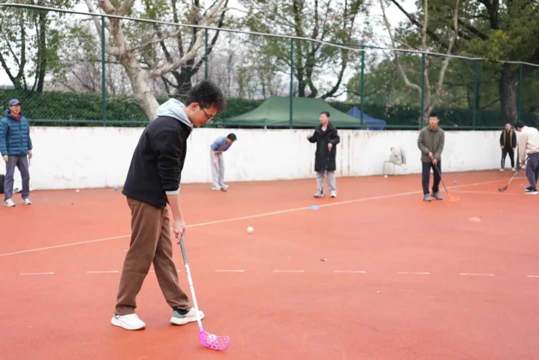 走进旱地冰球课：拿起球杆，快乐出汗！