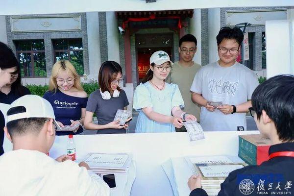 剧本杀、VR校史馆、毕业打卡…“复旦之路”主题嘉年华活动在复旦源举办