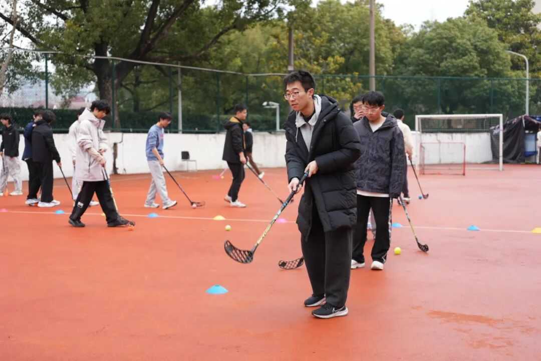走进旱地冰球课：拿起球杆，快乐出汗！