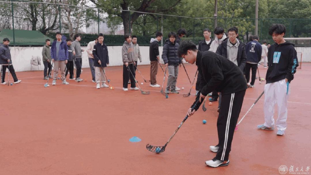 走进旱地冰球课：拿起球杆，快乐出汗！