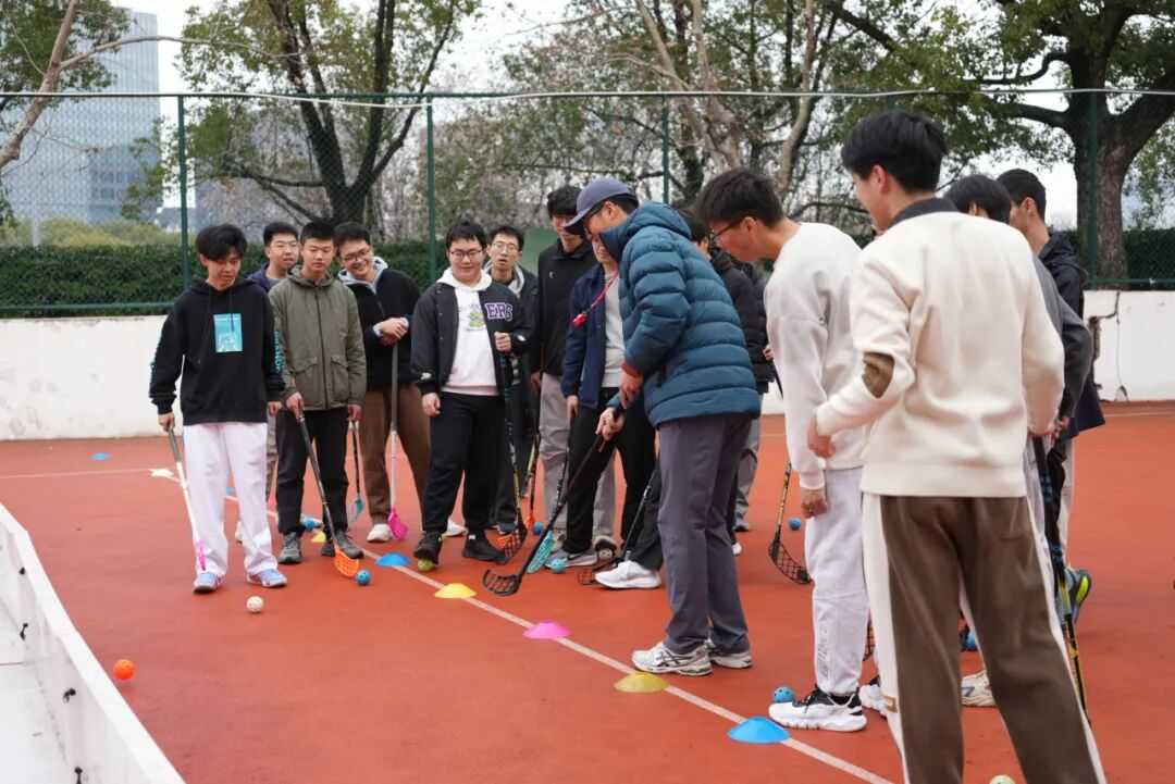 走进旱地冰球课：拿起球杆，快乐出汗！