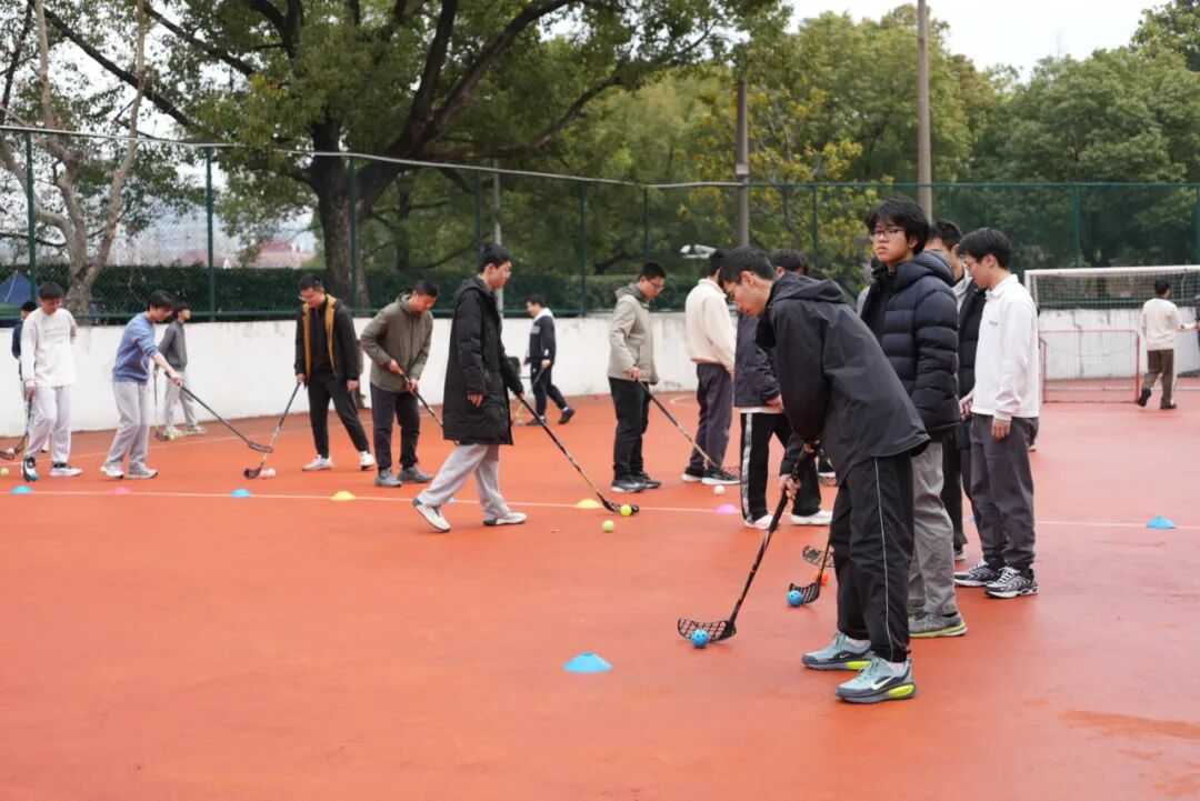 走进旱地冰球课：拿起球杆，快乐出汗！