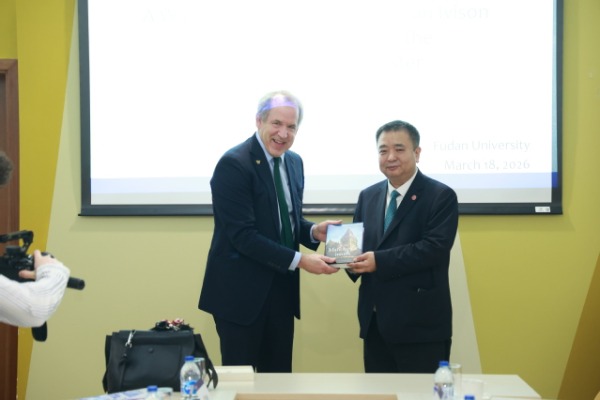 英国曼彻斯特大学校长邓肯·艾夫森到访复旦大学