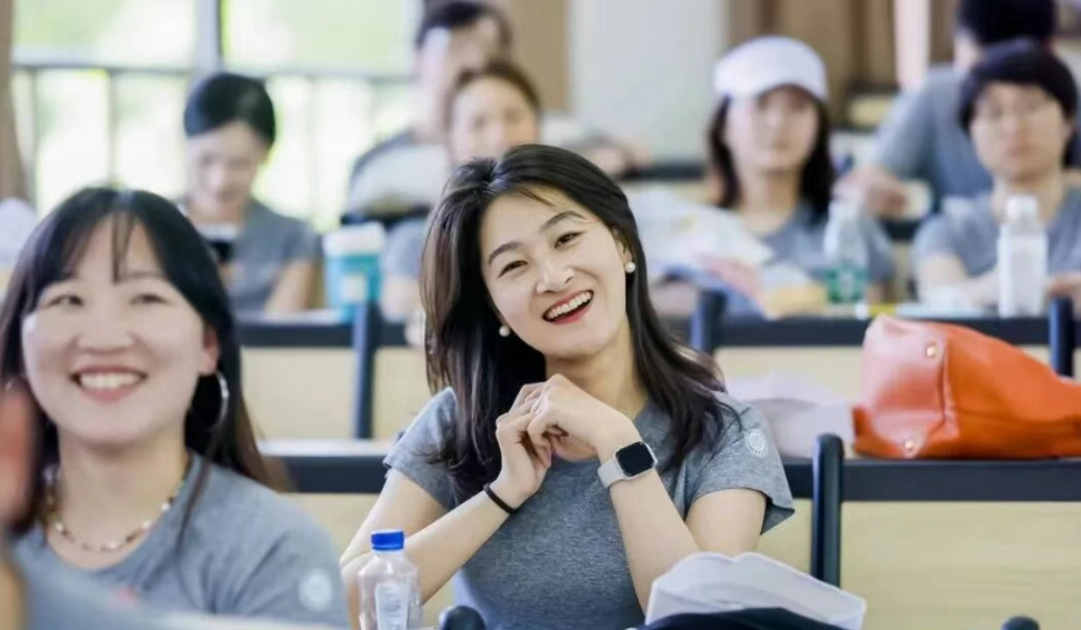 复旦在职金融MBA2026届上海市优秀毕业生：杨惠婷——执热忱赴校园，践初心共成长丨FMBA